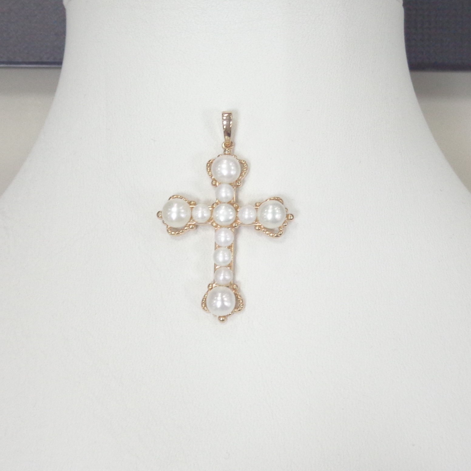 Серебряная подвеска-крест с жемчугом